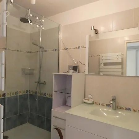 Apartment Superbe 2 Avec Vue Sur Et Garage Prive - Fr-1-323-326 *